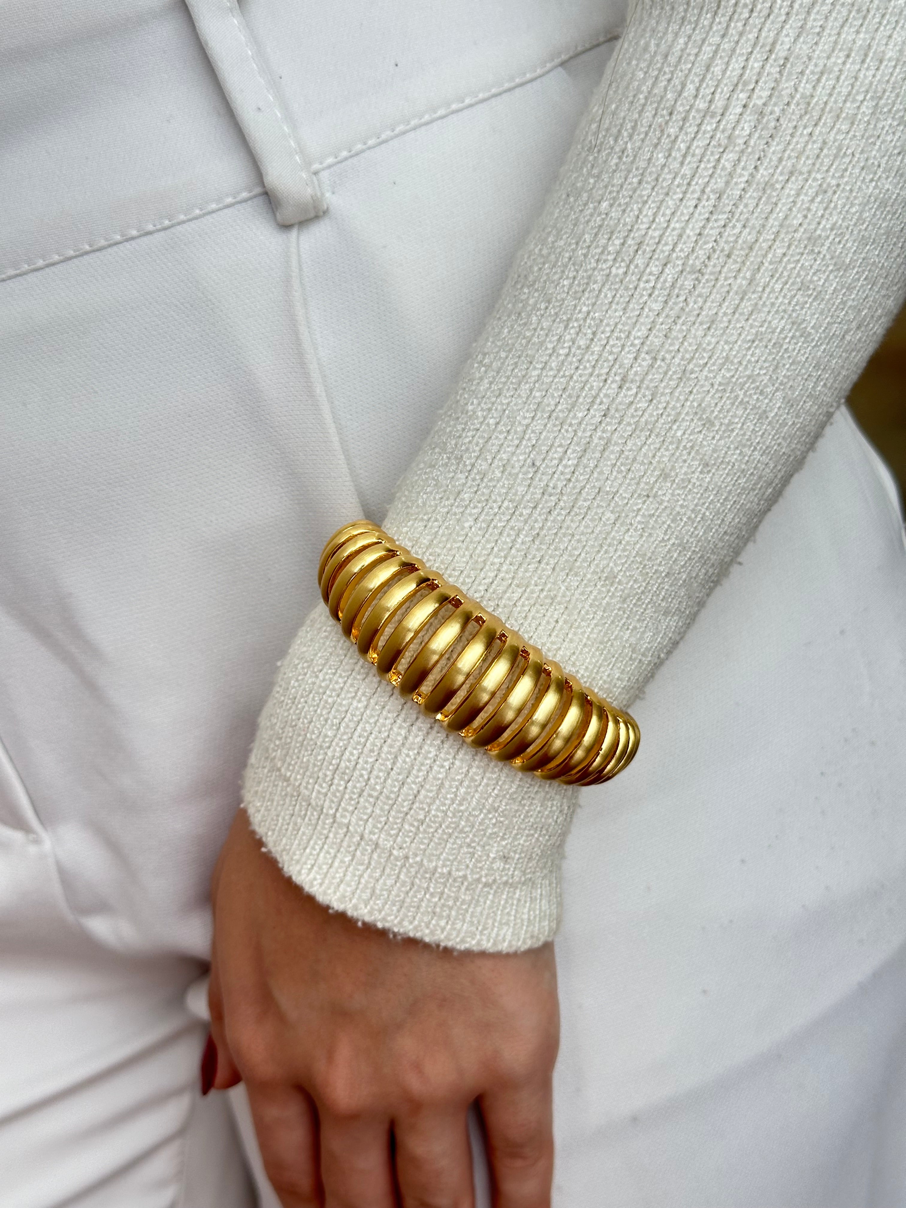 BRACELETE FOSCO ABAULADO CURVO VAZADO BANHO OURO18K