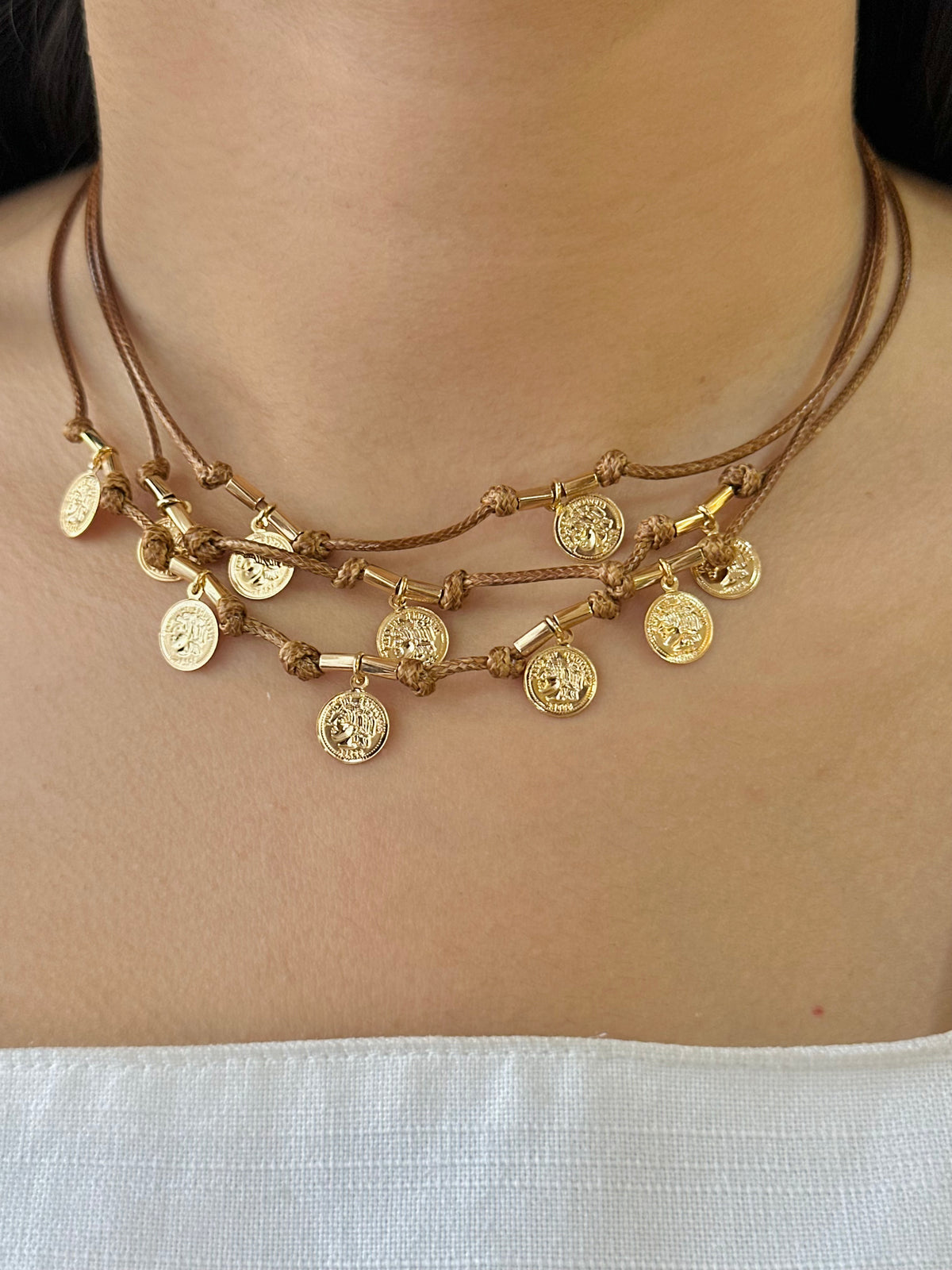 COLAR BOHO CHIC MARROM       BANHO OURO 18K