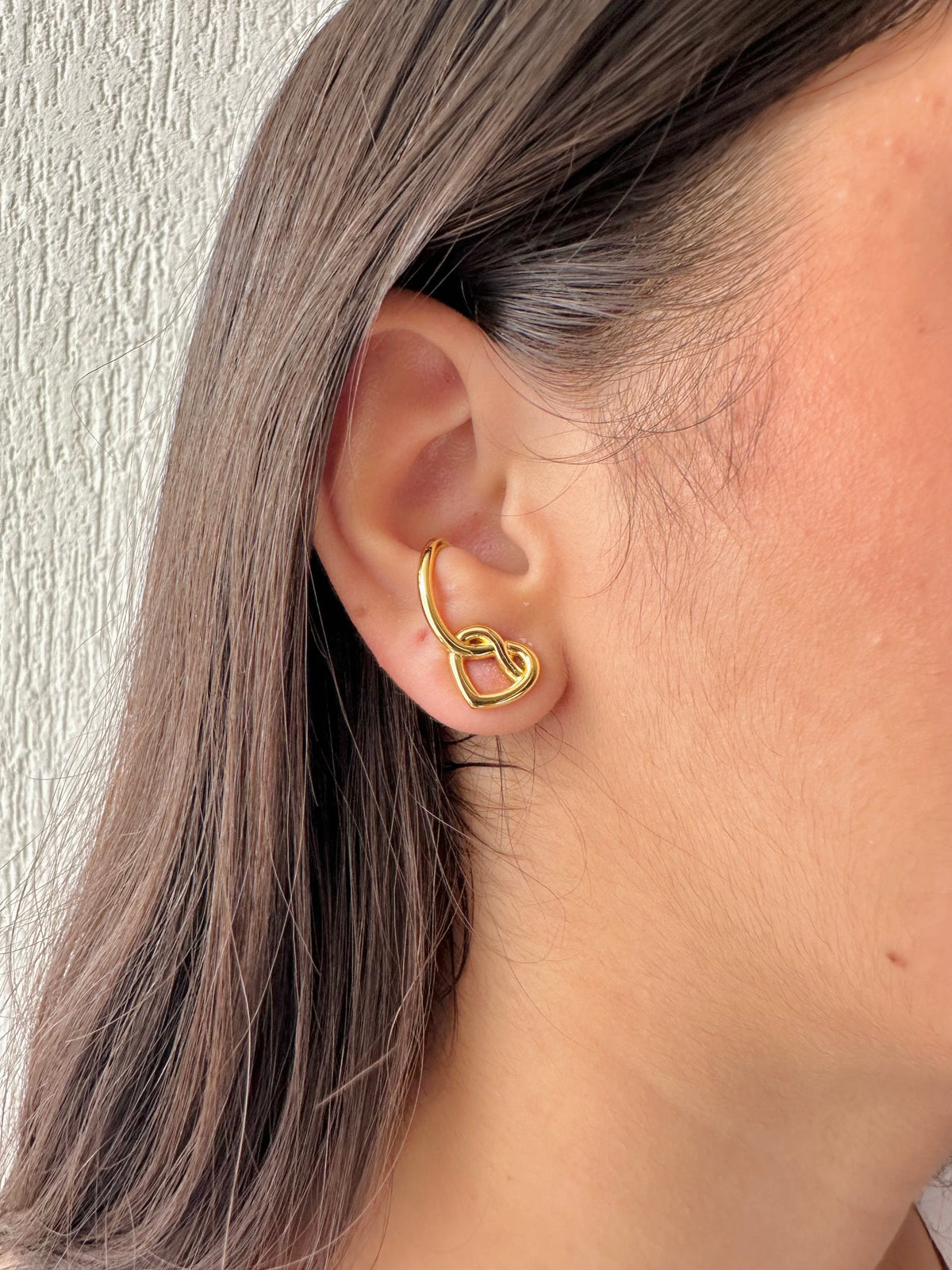 BRINCO EARHOOK CORAÇAO MONIQUE SABOIA BANHO OURO 18K