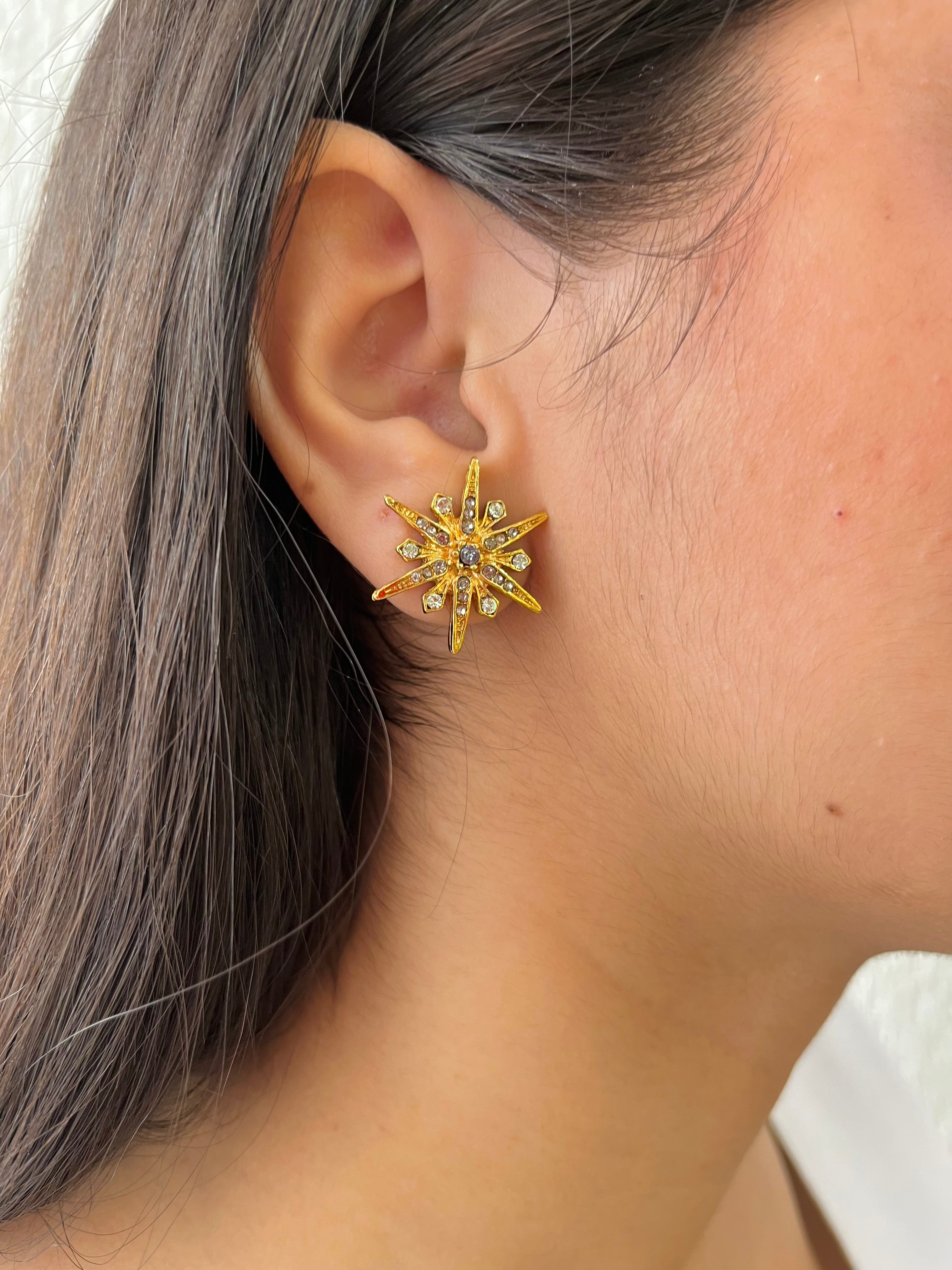 BRINCO ESTRELA CRAVEJADA COM BANHO OURO VINTAGE              CLAUDIA ARBEX