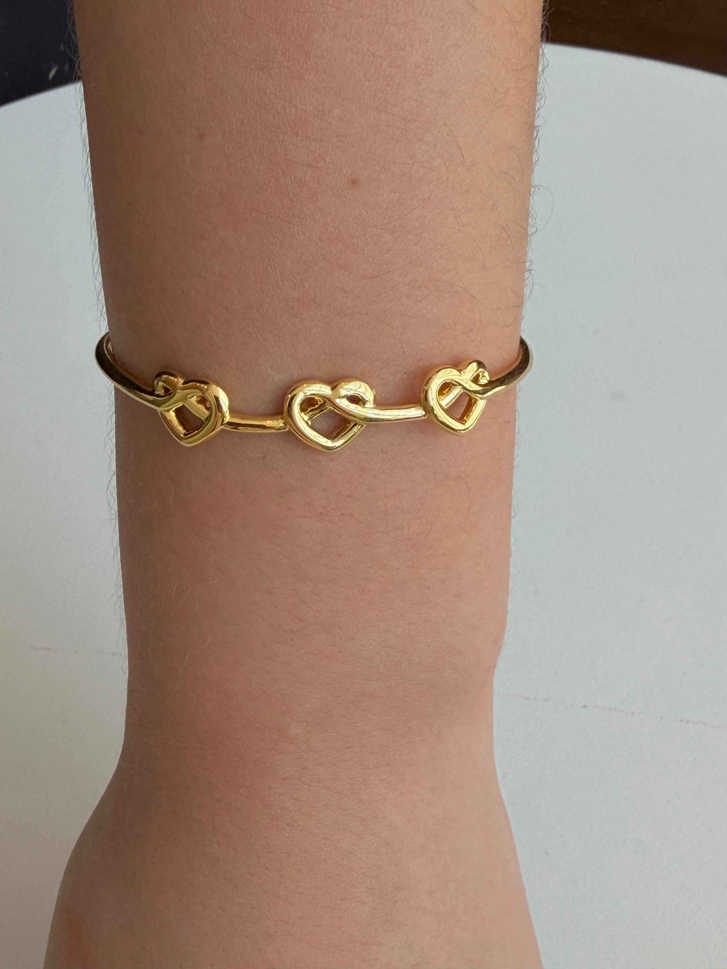 BRACELETE MONIQUE SABOIA 3 CORAÇOES BANHO OURO 18K M TORRES AUTORAL