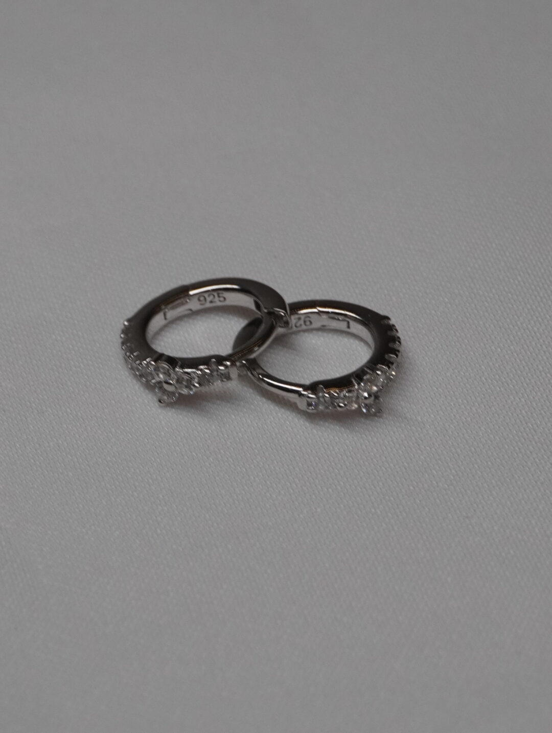 ARGOLA CRAVADA COM TREVO CRISTAL NO MEIO 840648
