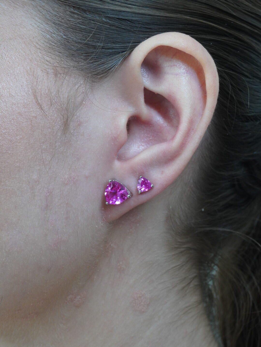 BRINCO TRIANGULO SAFIRA PINK 8MM 836490