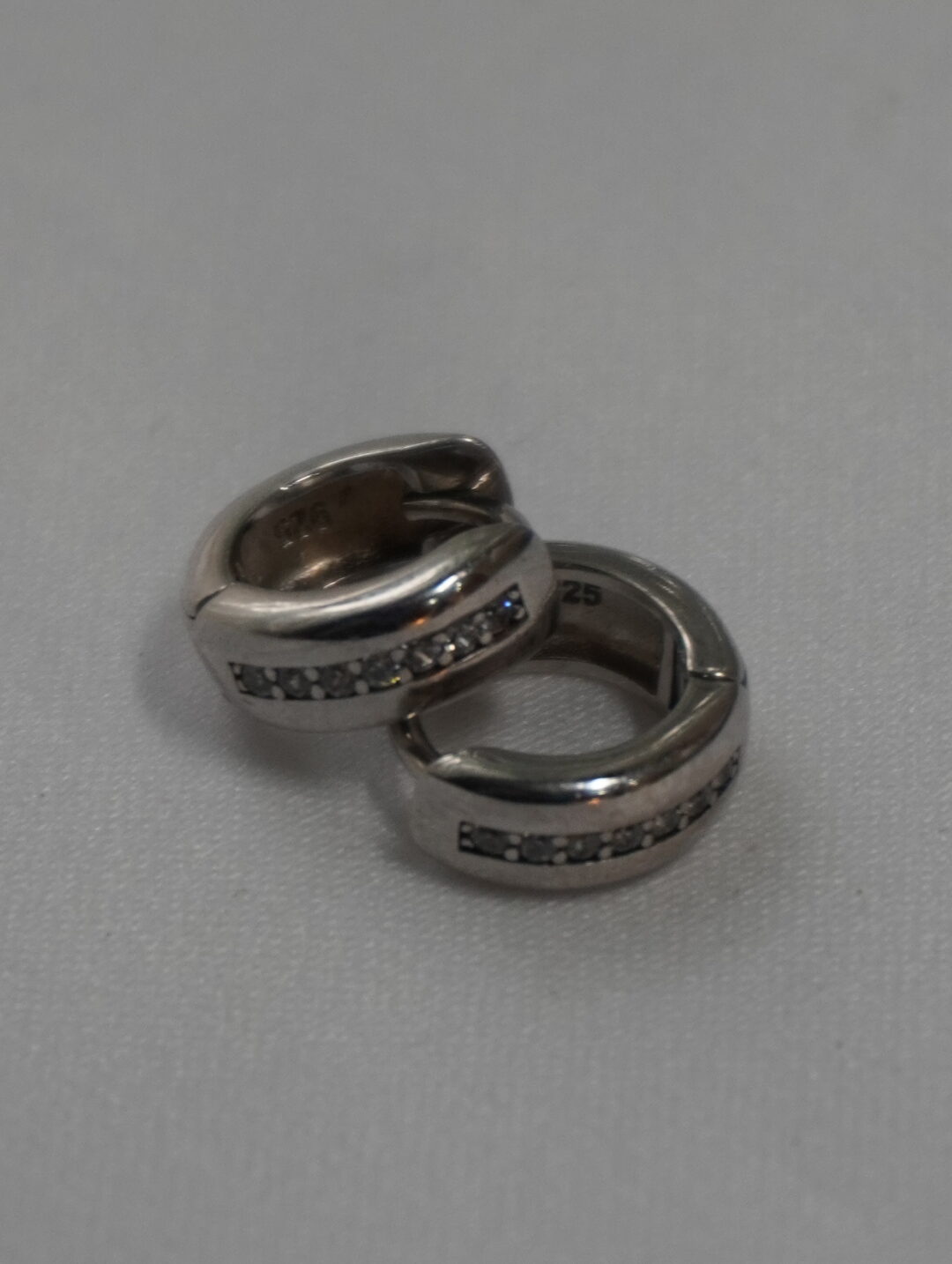 ARGOLA MINI COM ZIRCONIA NO MEIO