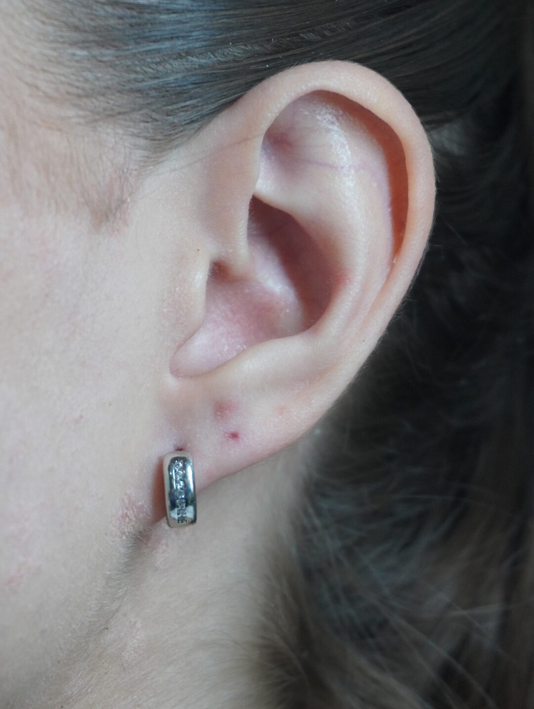 ARGOLA MINI COM ZIRCONIA NO MEIO - Image 2