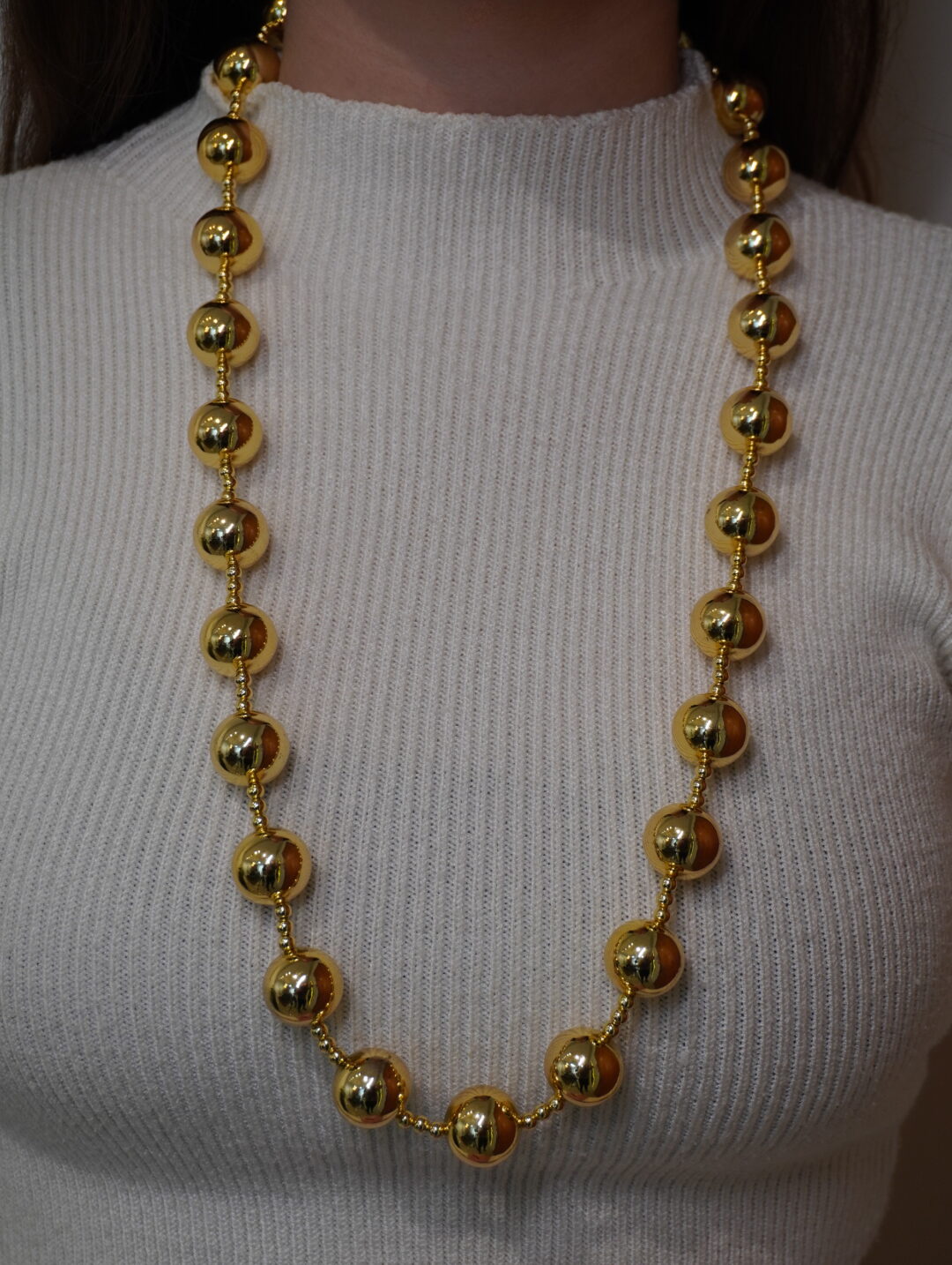 COLAR ESFERAS LONGO DOURADO