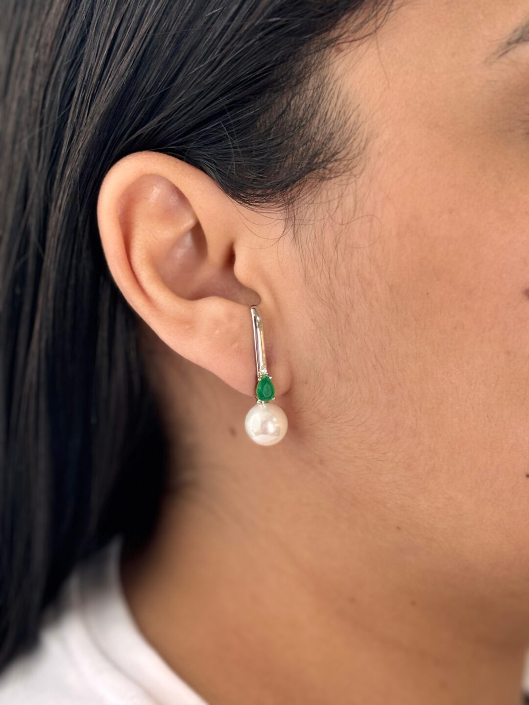 BRINCO EARHOOK PEROLA E GOTA ESMERALDA
