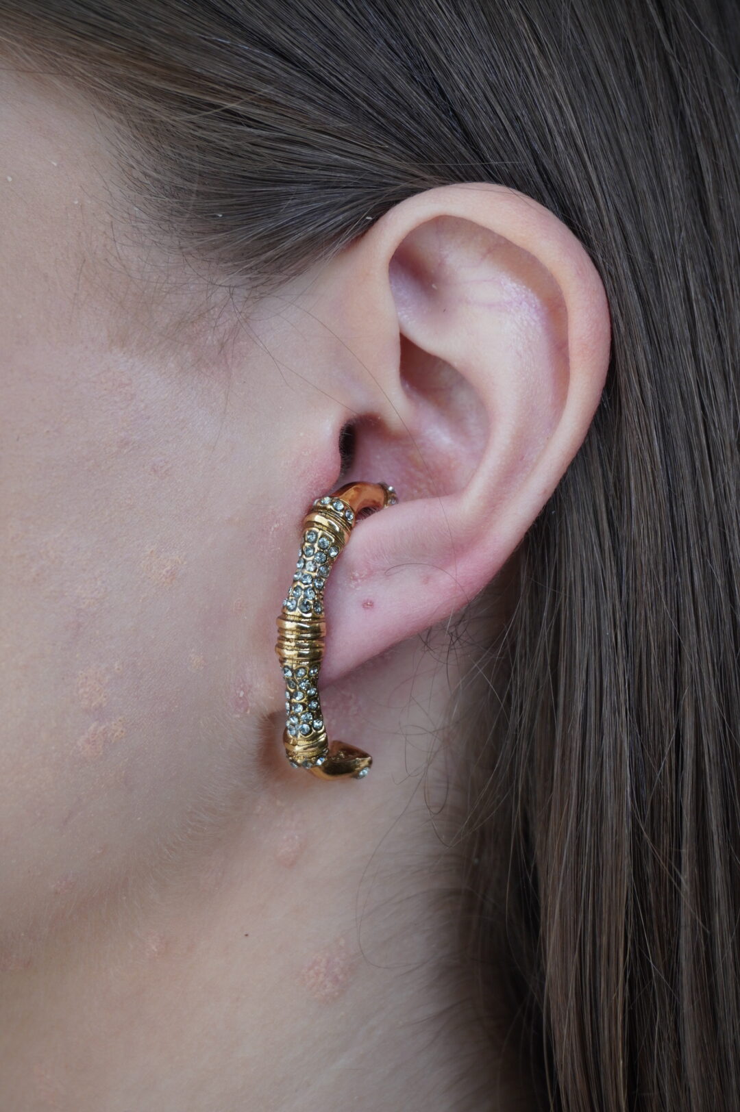 BRINCO EARHOOK CRAVEJADO COM BANHO OURO VINTAGE