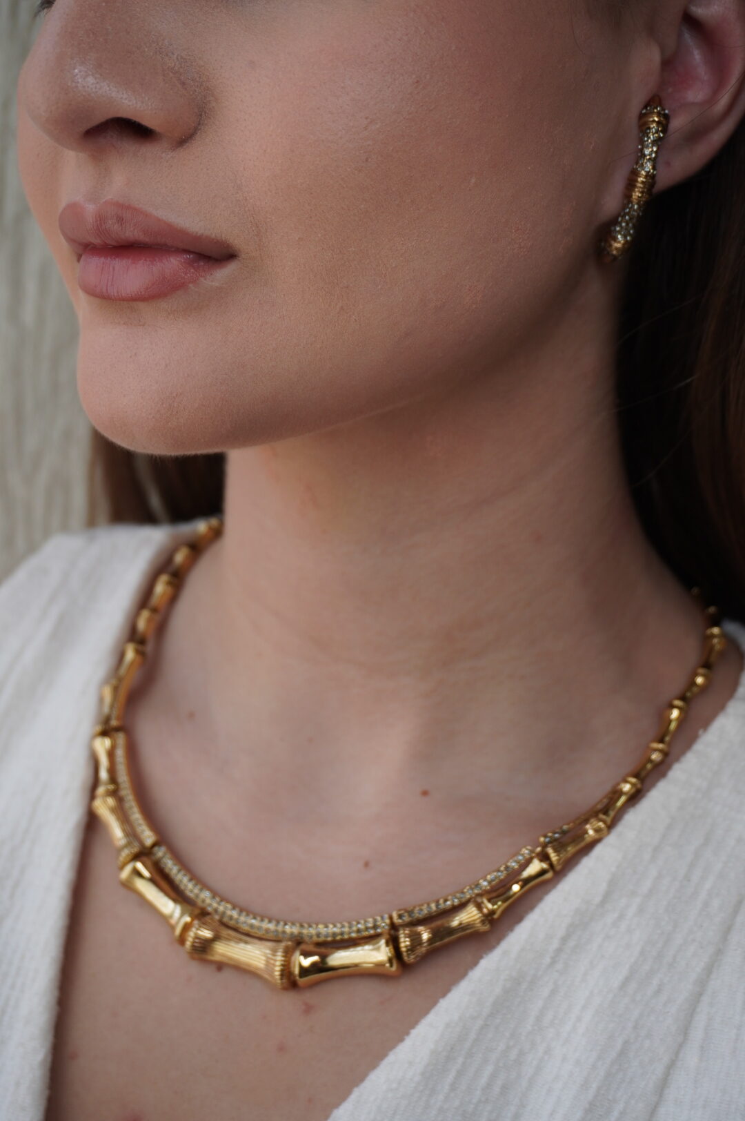 BRINCO EARHOOK CRAVEJADO COM BANHO OURO VINTAGE - Imagem 2