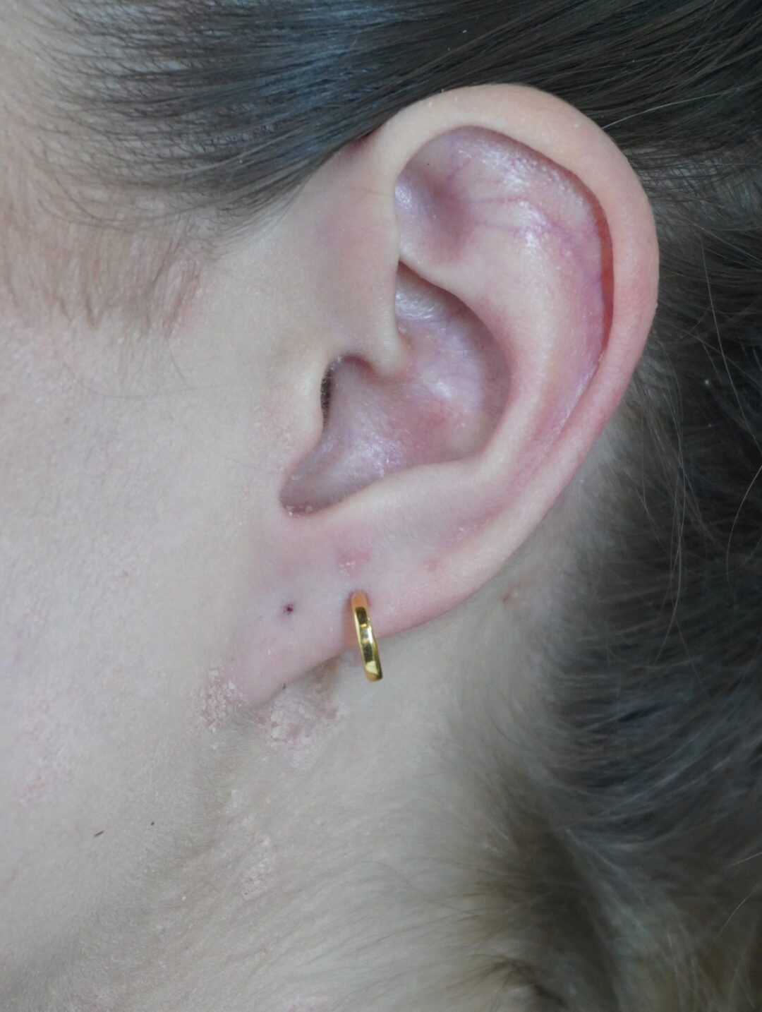 ARGOLA TUBO FINA PP BANHO OURO 18K