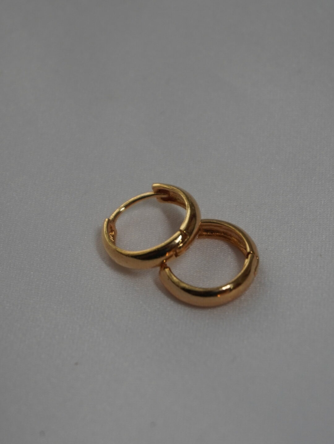ARGOLA LISA P BANHO OURO 18K
