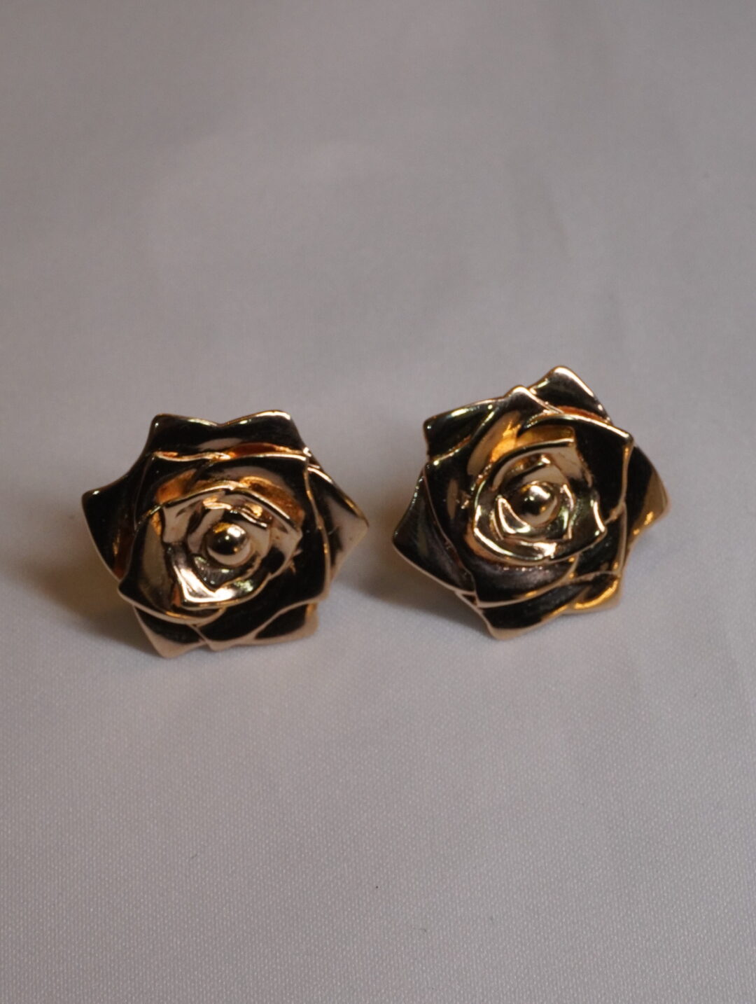 BRINCO ROSA HELENA BANHO OURO 18K - Imagem 2