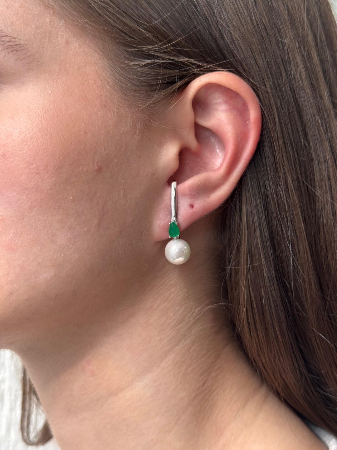 BRINCO EARHOOK COM PEROLA E GOTA ESMERALDA NO BANHO RODIO