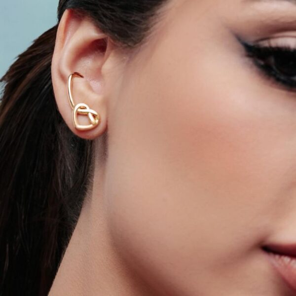BRINCO EARHOOK CORAÇAO MONIQUE SABOIA BANHO OURO 18K