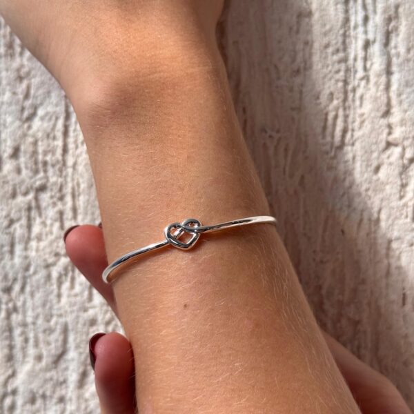 BRACELETE MONIQUE SABOIA CORAÇAO BANHO PRATA MIL