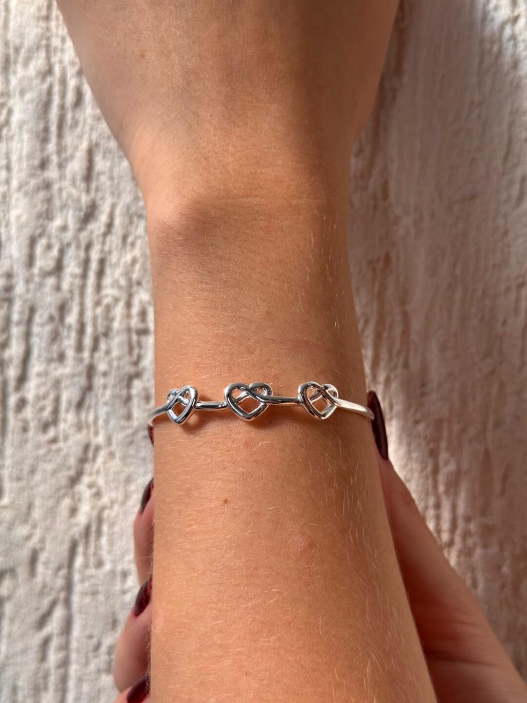 BRACELETE MONIQUE SABOIA 3 CORAÇOES BANHO PRATA 1000