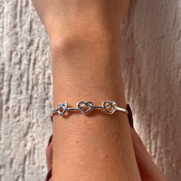 BRACELETE MONIQUE SABOIA 3 CORAÇOES BANHO PRATA MIL