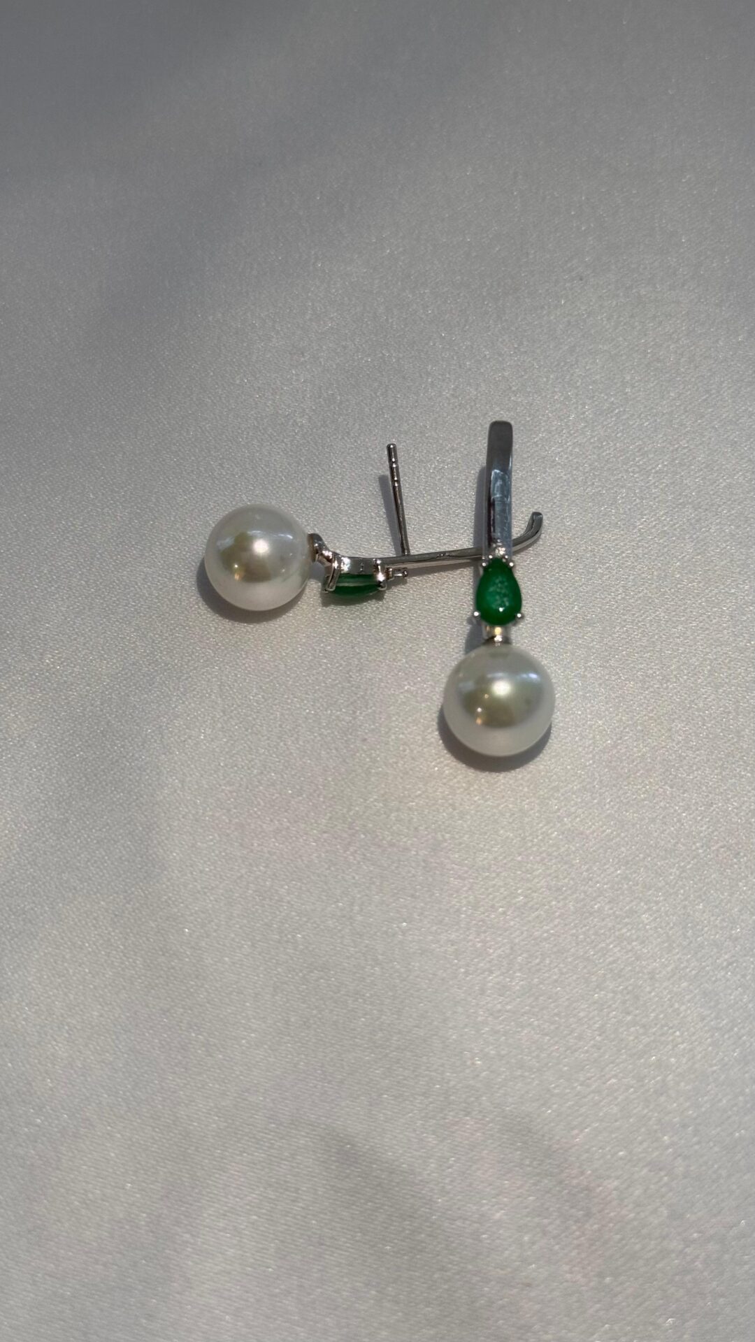 BRINCO EARHOOK COM PEROLA E GOTA ESMERALDA NO BANHO RODIO - Imagem 2