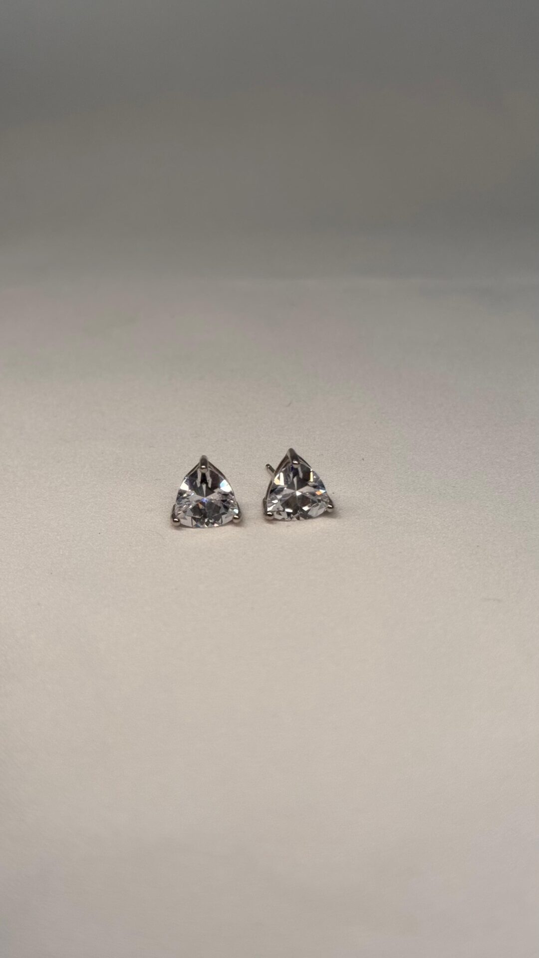 BRINCO TRIANGULO 8MM PRATA 925