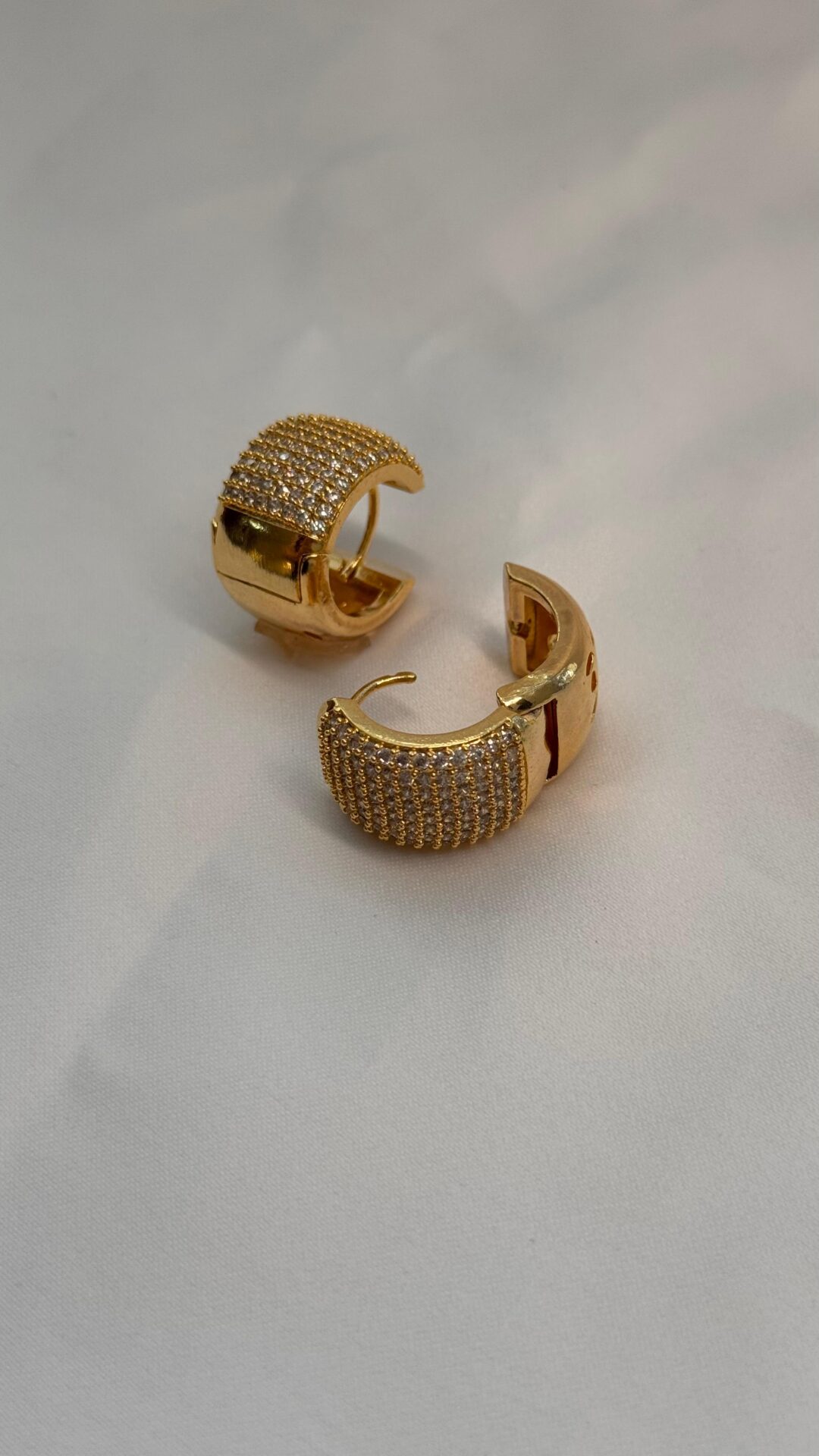 ARGOLA GG CRAVEJADA BANHO OURO 18K - Imagem 2