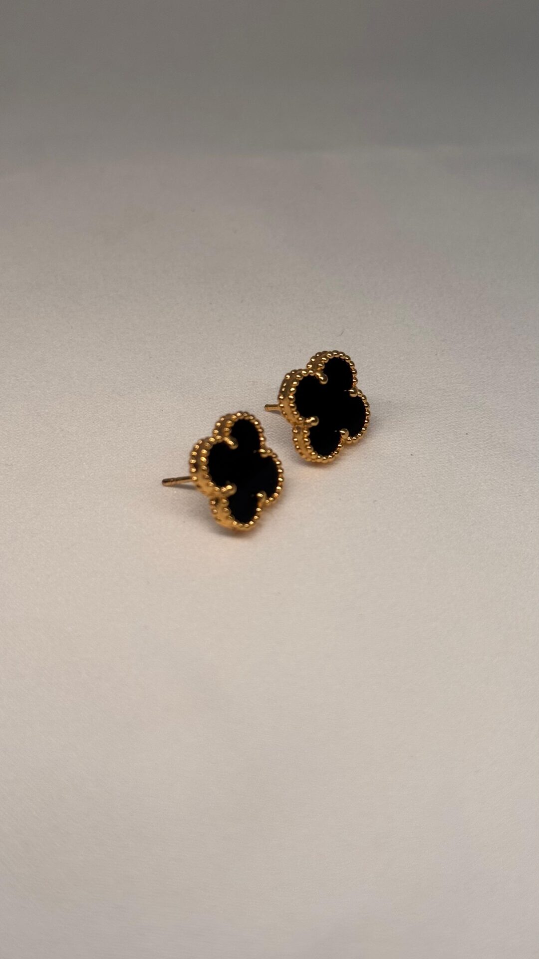 BRINCO TREVO PRETO BANHO OURO 18K - Imagem 2