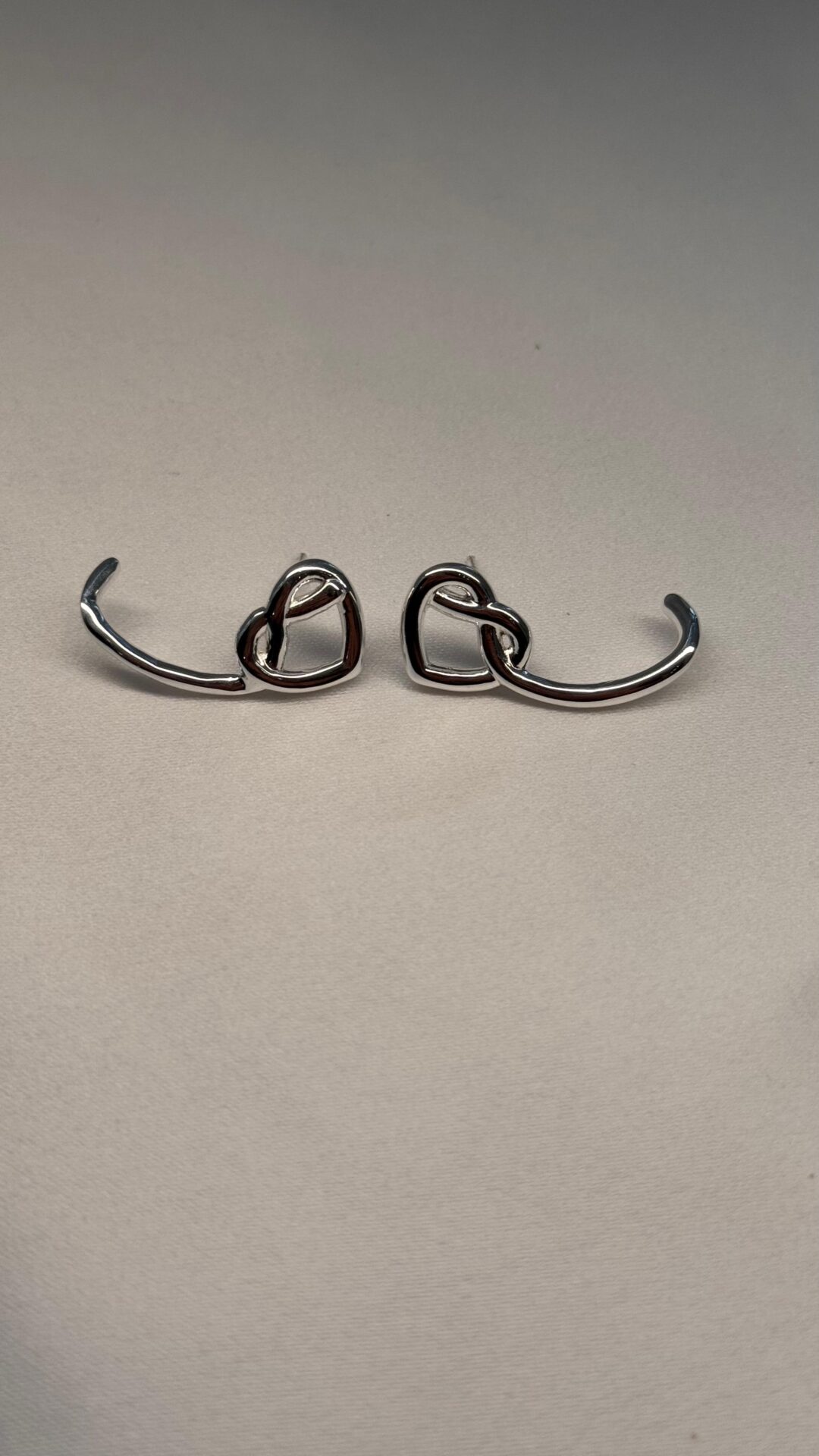 BRINCO EARHOOK CORAÇAO MONIQUE SABOIA BANHO PRATA MIL