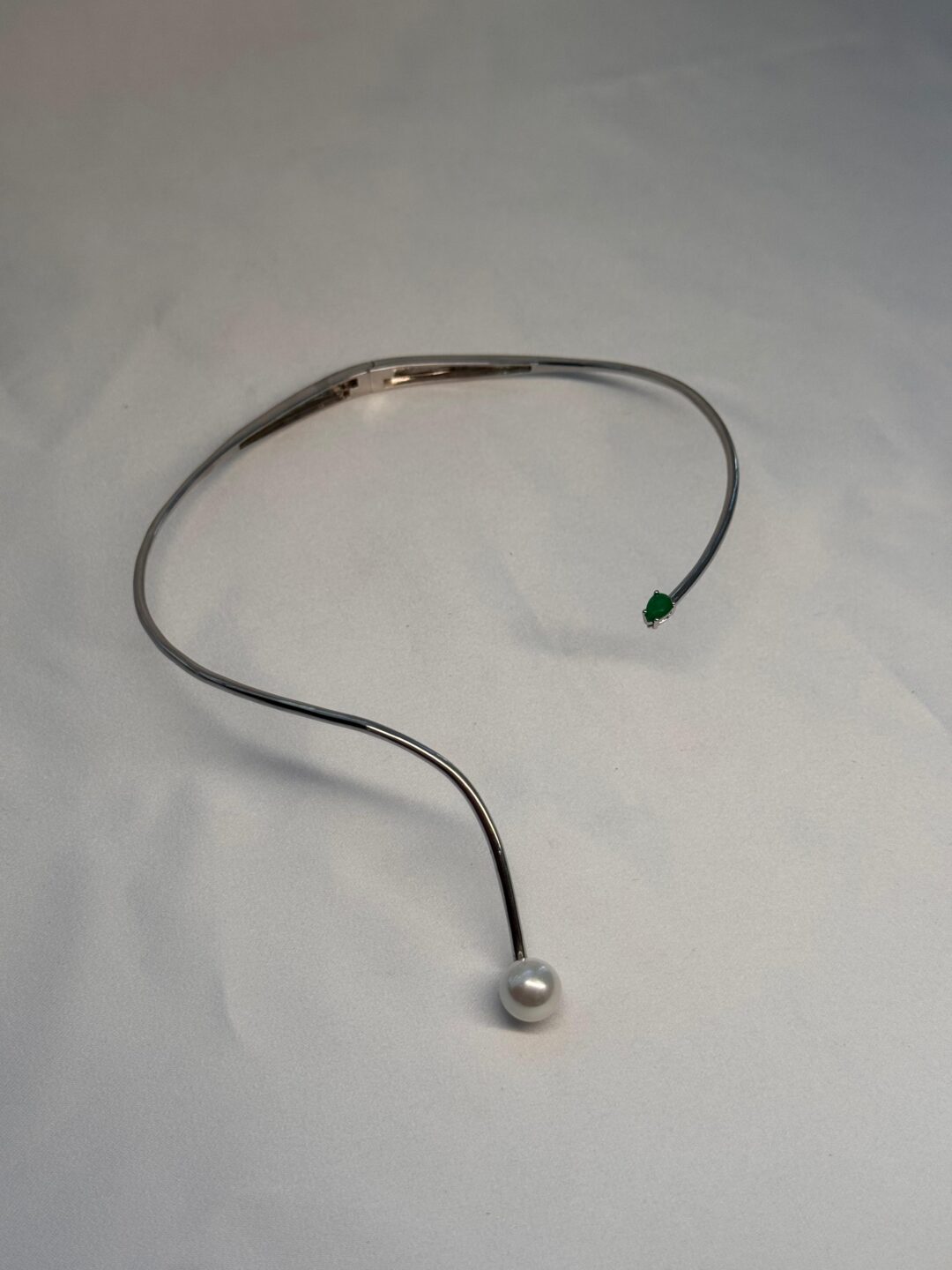 CHOKER PEROLA COM GOTA ESMERALDA BANHO RODIO