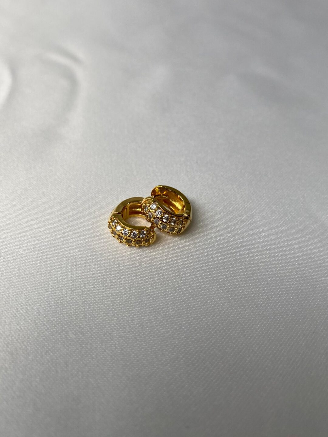 ARGOLA FINA CRAVEJADA  P BANHO OURO 18K - Imagem 2