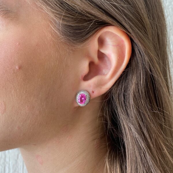 BRINCO CRAVEJADO SAFIRA PINK PRATA 925