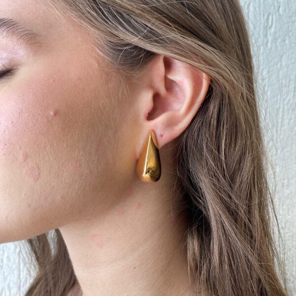 BRINCO MEDIO LISO FACETADO BANHO OURO 18K