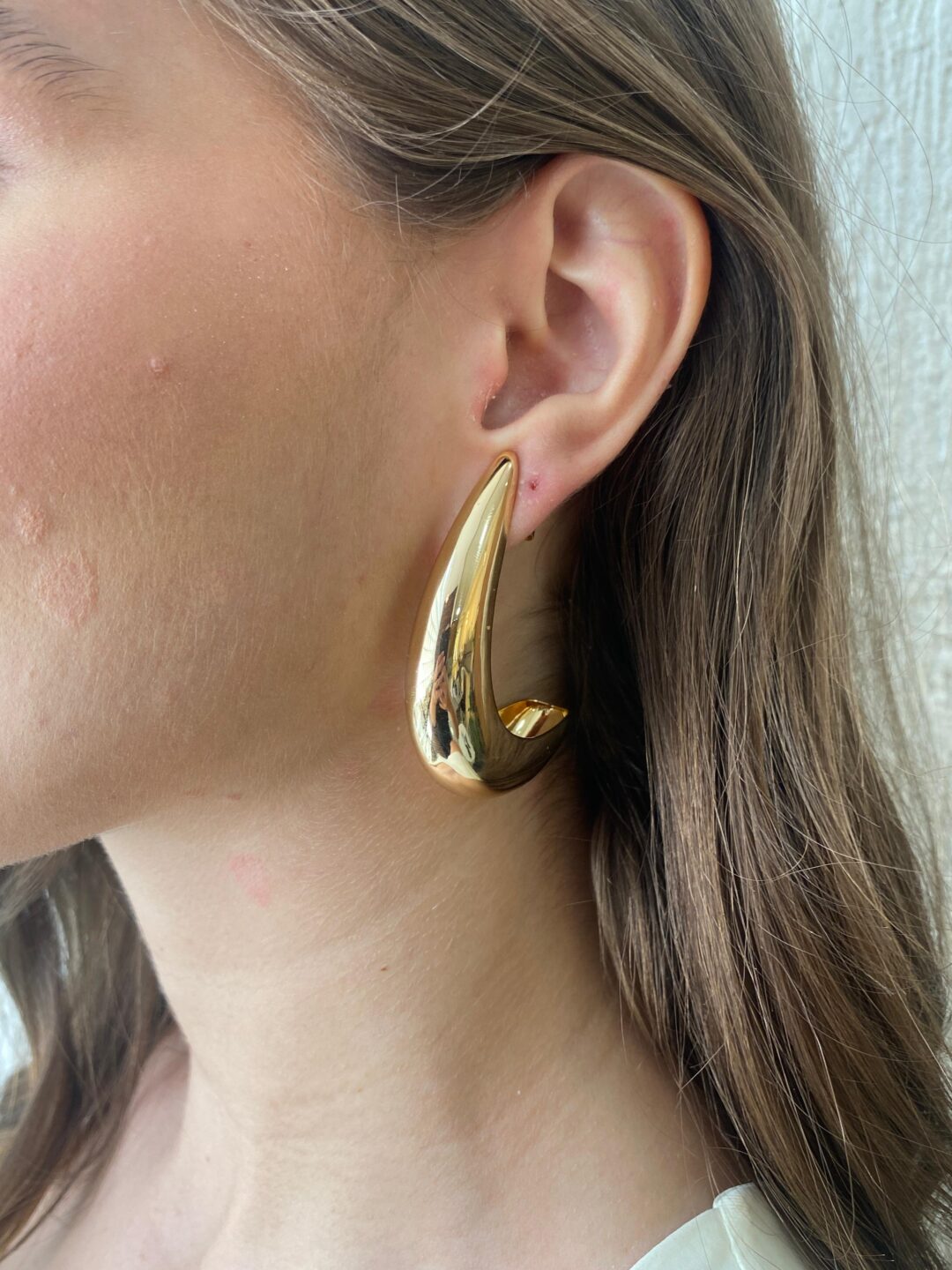 BRINCO LONGO LISO CURVO ABAULADO BANHO OURO18K