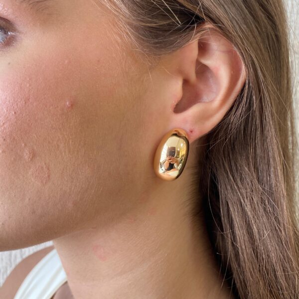 BRINCO MEIA ARGOLA LISO CURVO BANHO OURO 18K