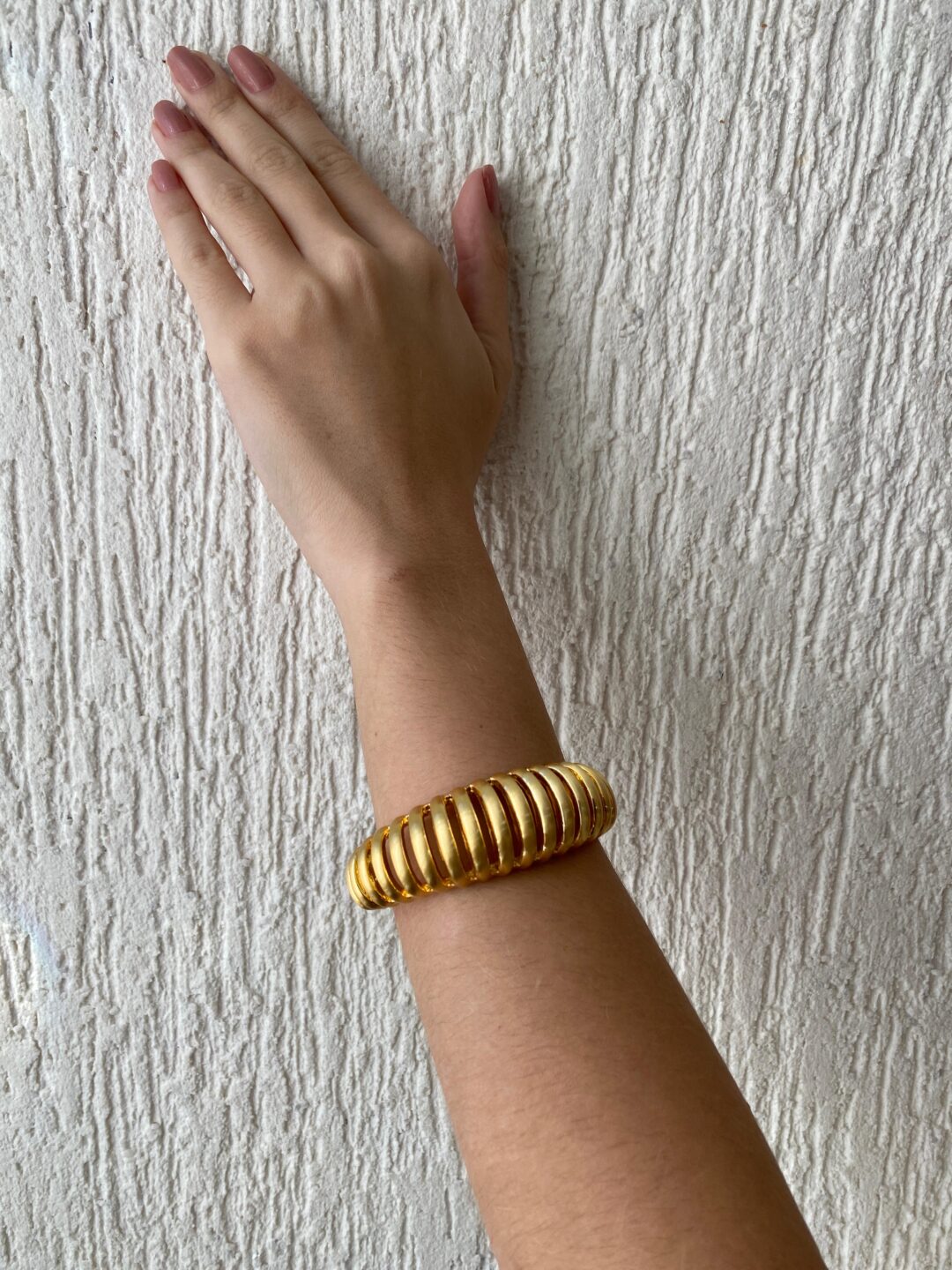 BRACELETE LISO TRABALHADO ABAULADO CURVO VAZADO BANHO OURO18K