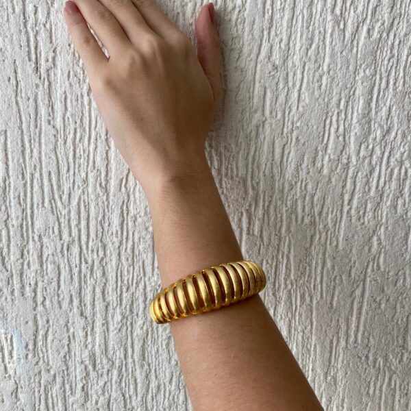 BRACELETE LISO TRABALHADO ABAULADO CURVO VAZADO BANHO OURO18K