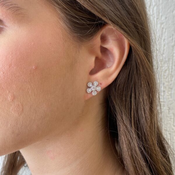 BRINCO FLOR COM PETALAS DE BAGUETE COM PONTO DE LUZ NO MEIO PRATA 925 800522